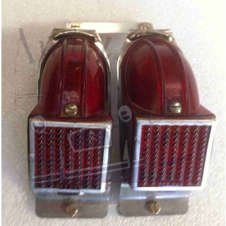 Paire de cabochons de feux Pécazeaux avec supports et socles chromés