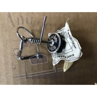 Accessoire permettant de maintenir la glace basculante des 2cv type ouverte par Lockey