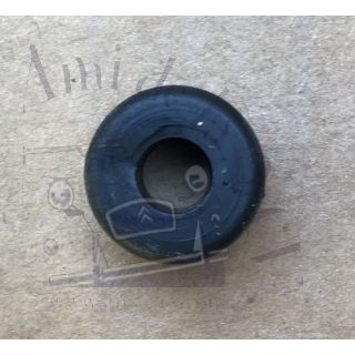 Passe fil pour le passage de la conduite d'essence dans le châssis