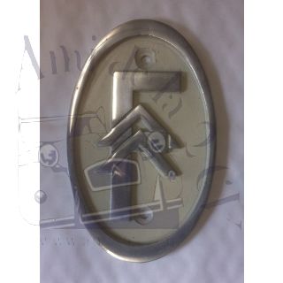 Véritable F GH vertical avec chevrons sur fond blanc